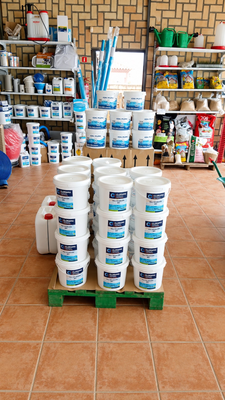 Producto de piscina y tratamiento de agua (Clorama, ION PURE)